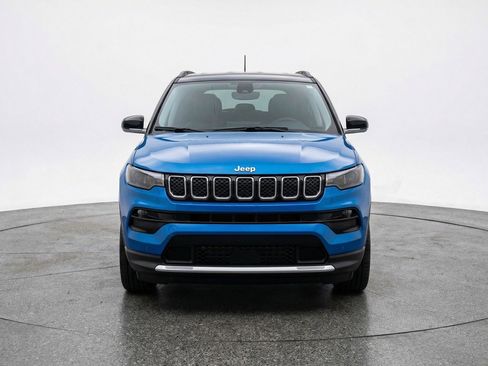 Used 2025 Jeep Compass Limited AWD/4WD image 2
