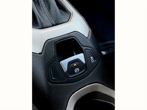 Used 2017 Jeep Renegade Latitude image 13