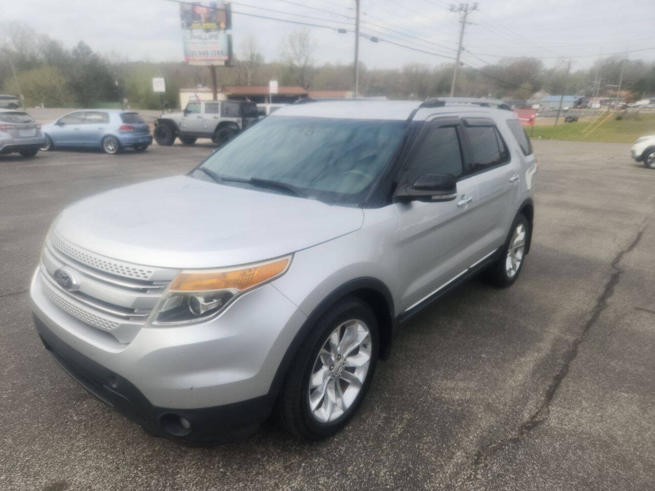 Used 2015 Ford Explorer XLT w/ Equipment Group 202B FWD image 2
