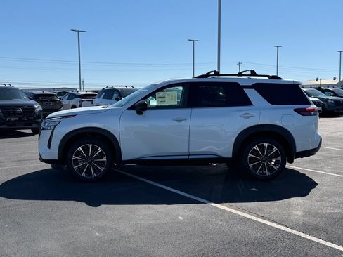 New 2026 Nissan Pathfinder Platinum FWD image 7
