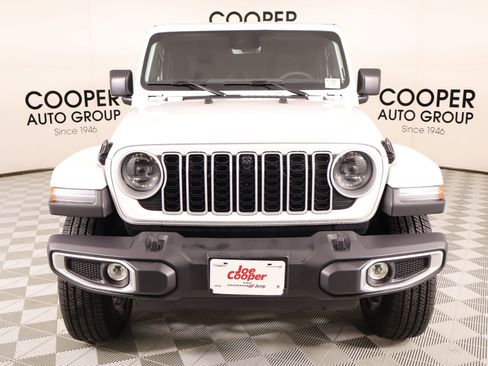 Used 2025 Jeep Wrangler Unlimited Sahara AWD/4WD image 10