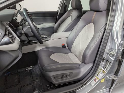 Used 2019 Toyota Camry XLE w/ Navigation Package image 16