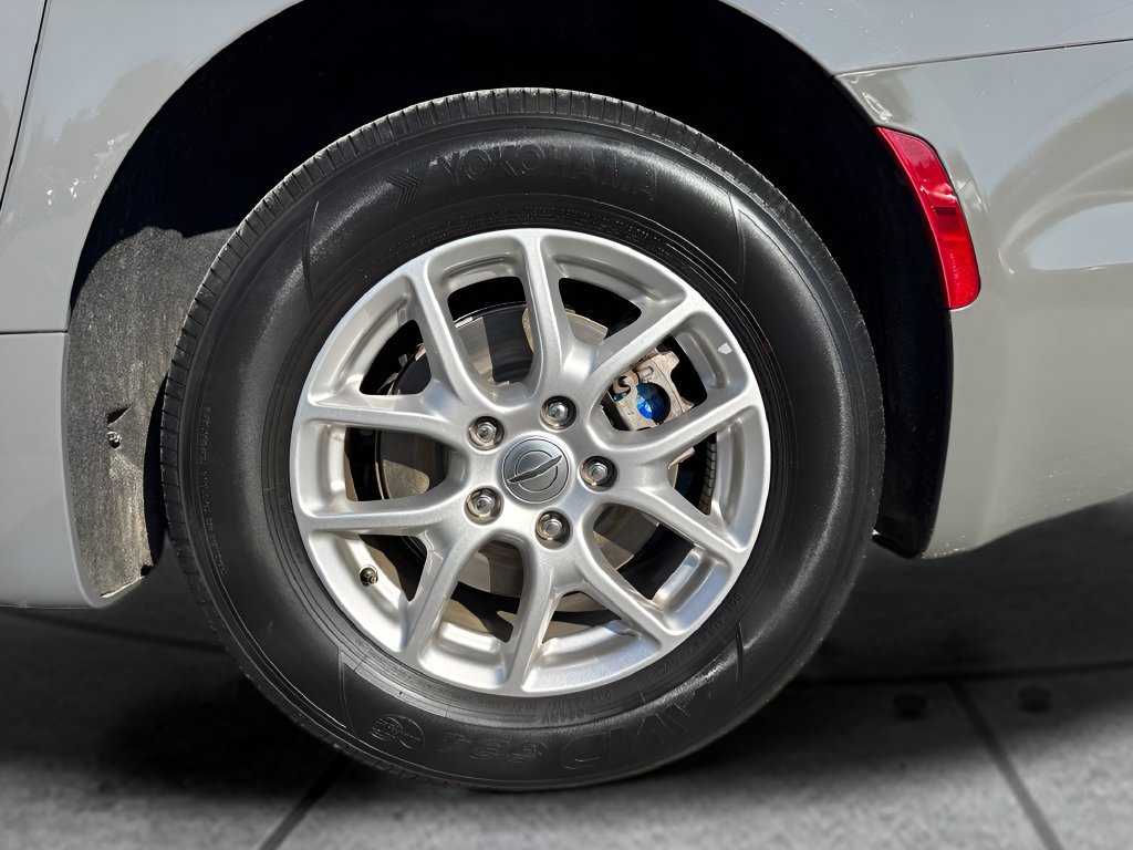 Used 2023 Chrysler Pacifica Touring-L FWD image 31