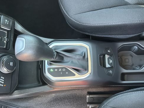 Used 2023 Jeep Renegade Latitude AWD/4WD image 34
