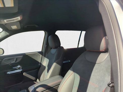 Used 2023 Mercedes-Benz EQB 300 4MATIC image 19