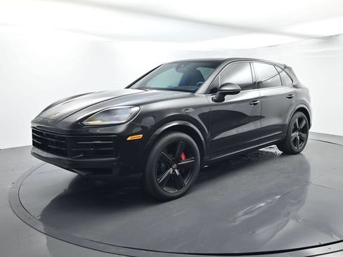 Certified 2025 Porsche Cayenne S AWD/4WD image 1