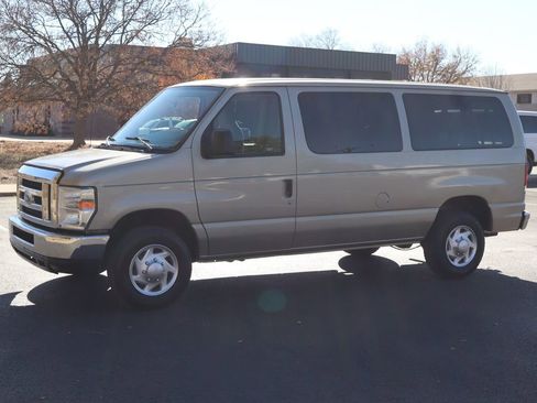 Used 2009 Ford E-350 and Econoline 350 Super Duty Wagon image 10