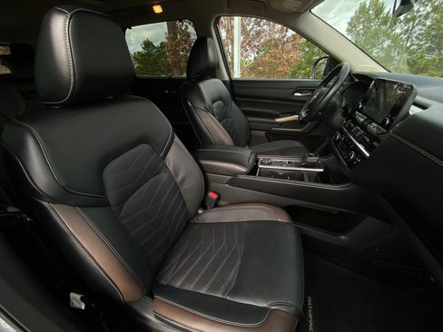 Used 2024 Nissan Pathfinder Platinum w/ Black Appearance Package image 13