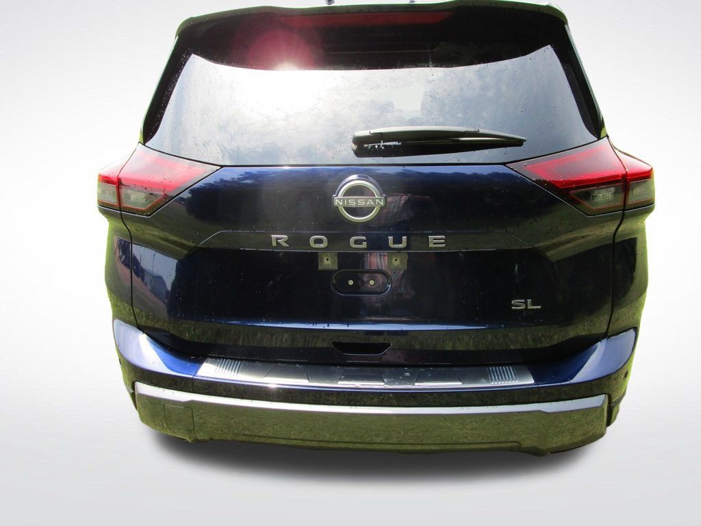 Used 2025 Nissan Rogue SL w/ Tech Package FWD image 11