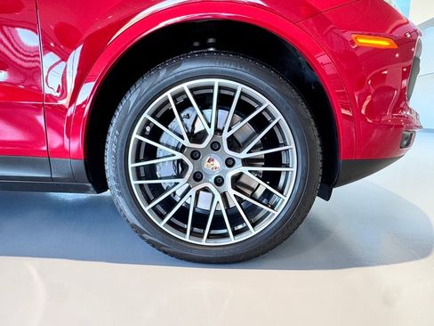 Used 2023 Porsche Cayenne Platinum Edition image 33