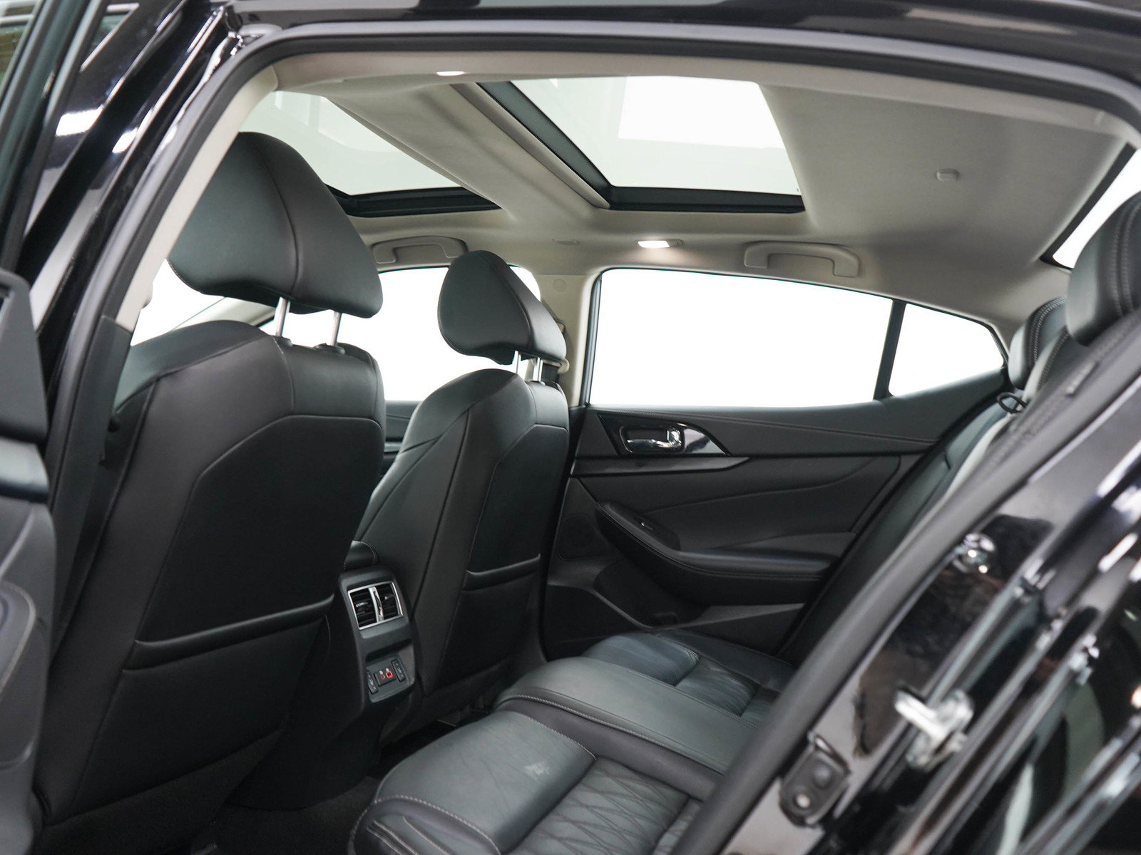 Used 2023 Nissan Maxima Platinum w/ Sport Mat Group FWD image 16