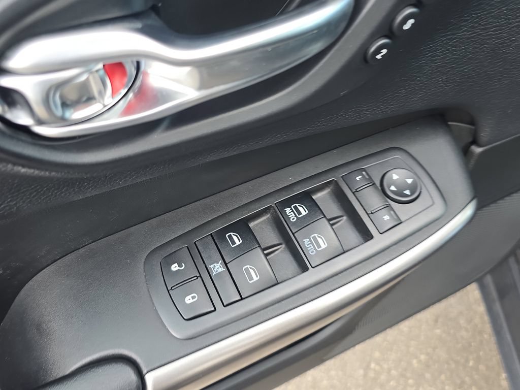 Used 2019 Jeep Cherokee Limited FWD image 19