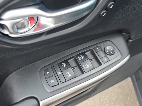 Used 2019 Jeep Cherokee Limited FWD image 19