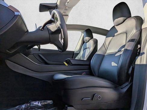 Used 2022 Tesla Model Y Long Range image 14