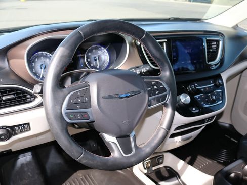 Used 2017 Chrysler Pacifica Touring-L image 17