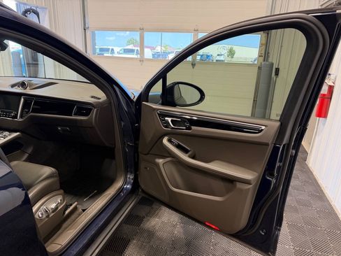 Used 2018 Porsche Macan AWD/4WD image 10