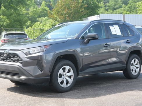 Used 2021 Toyota RAV4 LE FWD image 5
