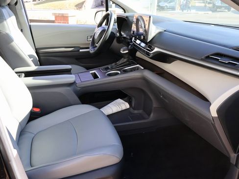 Used 2024 Toyota Sienna XLE image 7