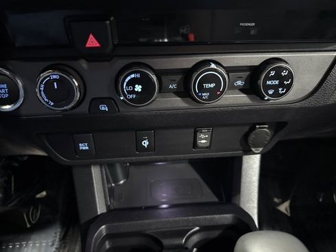 Used 2017 Toyota Tacoma TRD Off-Road image 16