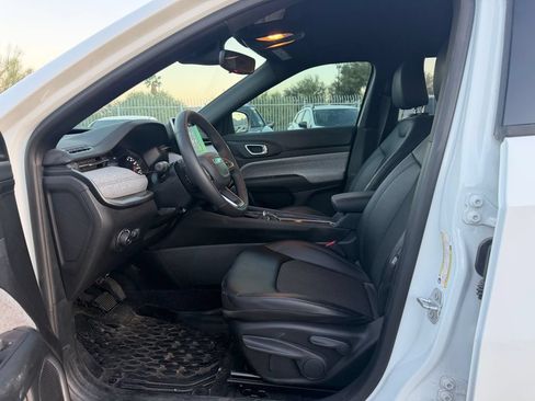 Used 2025 Jeep Compass Latitude AWD/4WD image 5