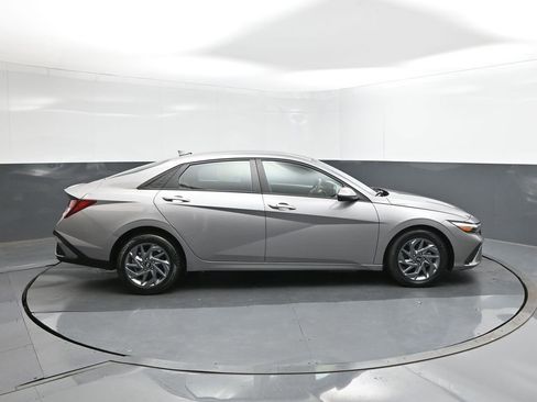 Used 2024 Hyundai Elantra SEL FWD image 11