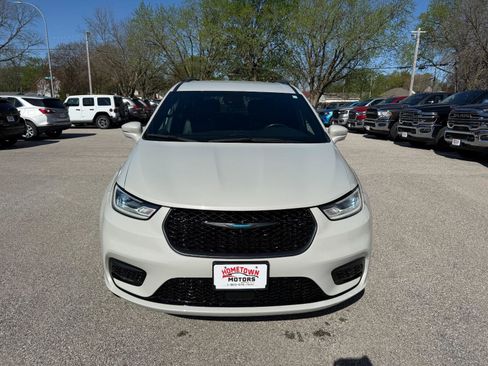 Used 2021 Chrysler Pacifica Touring-L w/ Uconnect Theater Family Group FWD image 2