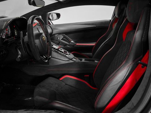 Used 2018 Lamborghini Aventador S image 36