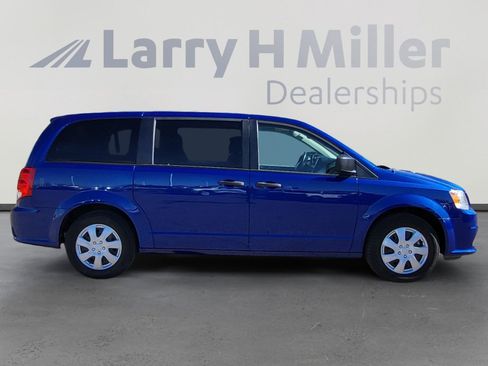 Used 2019 Dodge Grand Caravan SE w/ UConnect Hands-Free Group image 6