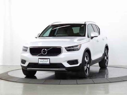 Used 2021 Volvo XC40 T5 Momentum image 3
