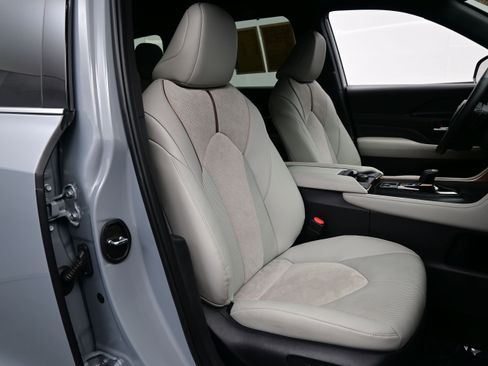 Used 2025 Toyota Grand Highlander AWD Hybrid image 14