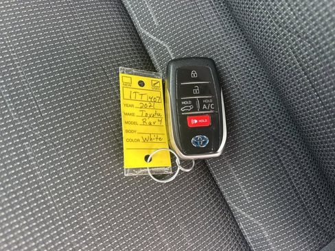 Used 2021 Toyota RAV4 SE image 36