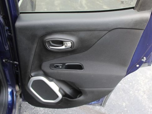 Used 2018 Jeep Renegade Latitude FWD image 13
