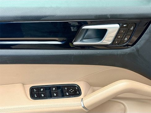 Used 2021 Porsche Cayenne Coupe image 19