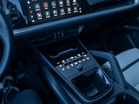 Certified 2025 Porsche Cayenne E-Hybrid AWD/4WD image 14