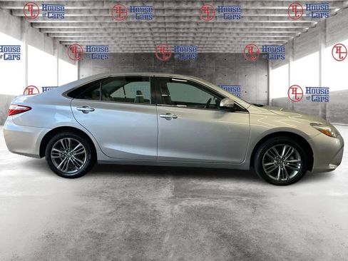 Used 2017 Toyota Camry SE image 4