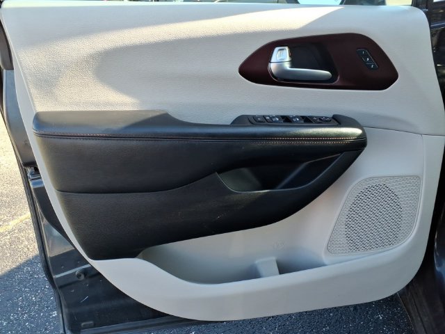 Used 2020 Chrysler Pacifica Limited FWD image 10