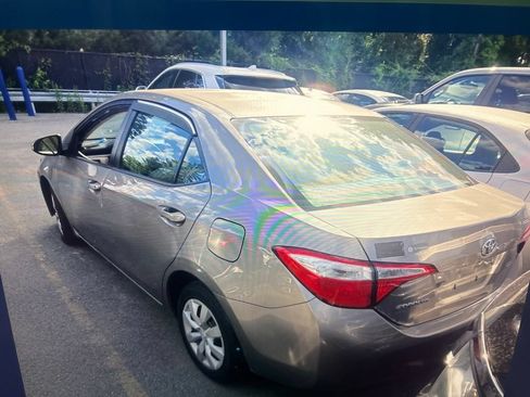 Used 2015 Toyota Corolla LE FWD image 2