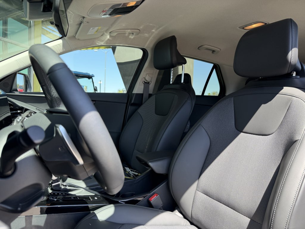 Used 2025 Kia Niro EX FWD image 32