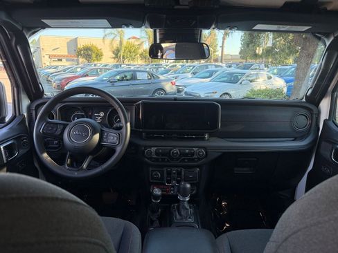 Used 2025 Jeep Wrangler Unlimited Rubicon image 29