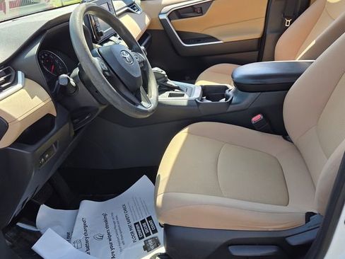 Used 2021 Toyota RAV4 LE FWD image 5