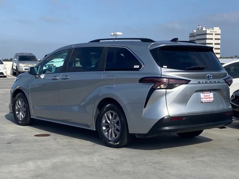 Certified 2024 Toyota Sienna XLE FWD image 5