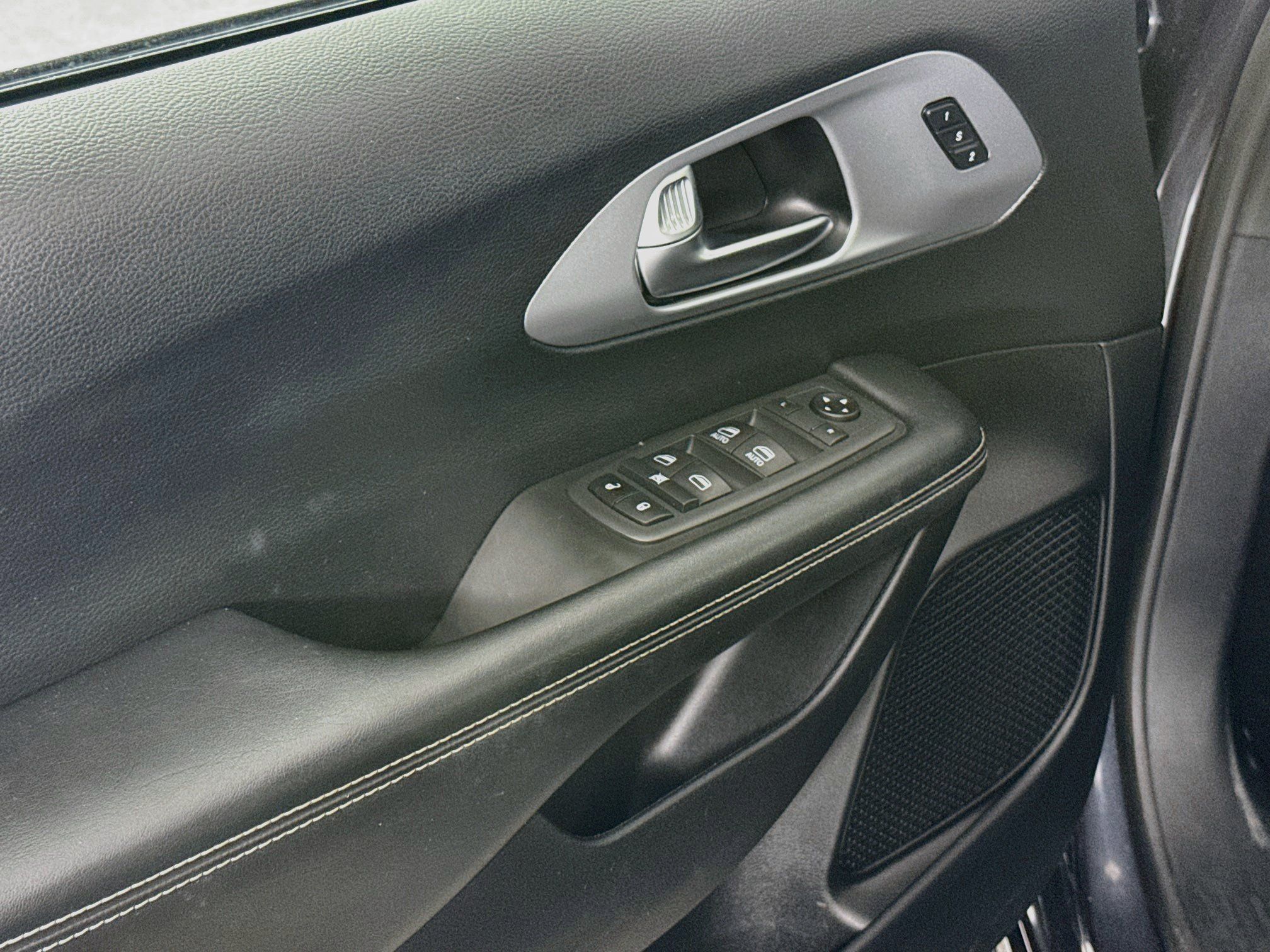 Used 2020 Chrysler Pacifica Touring-L w/ S Appearance Package FWD image 18