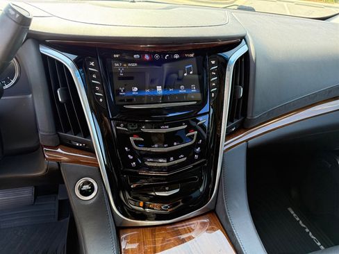 Used 2016 Cadillac Escalade Premium image 17