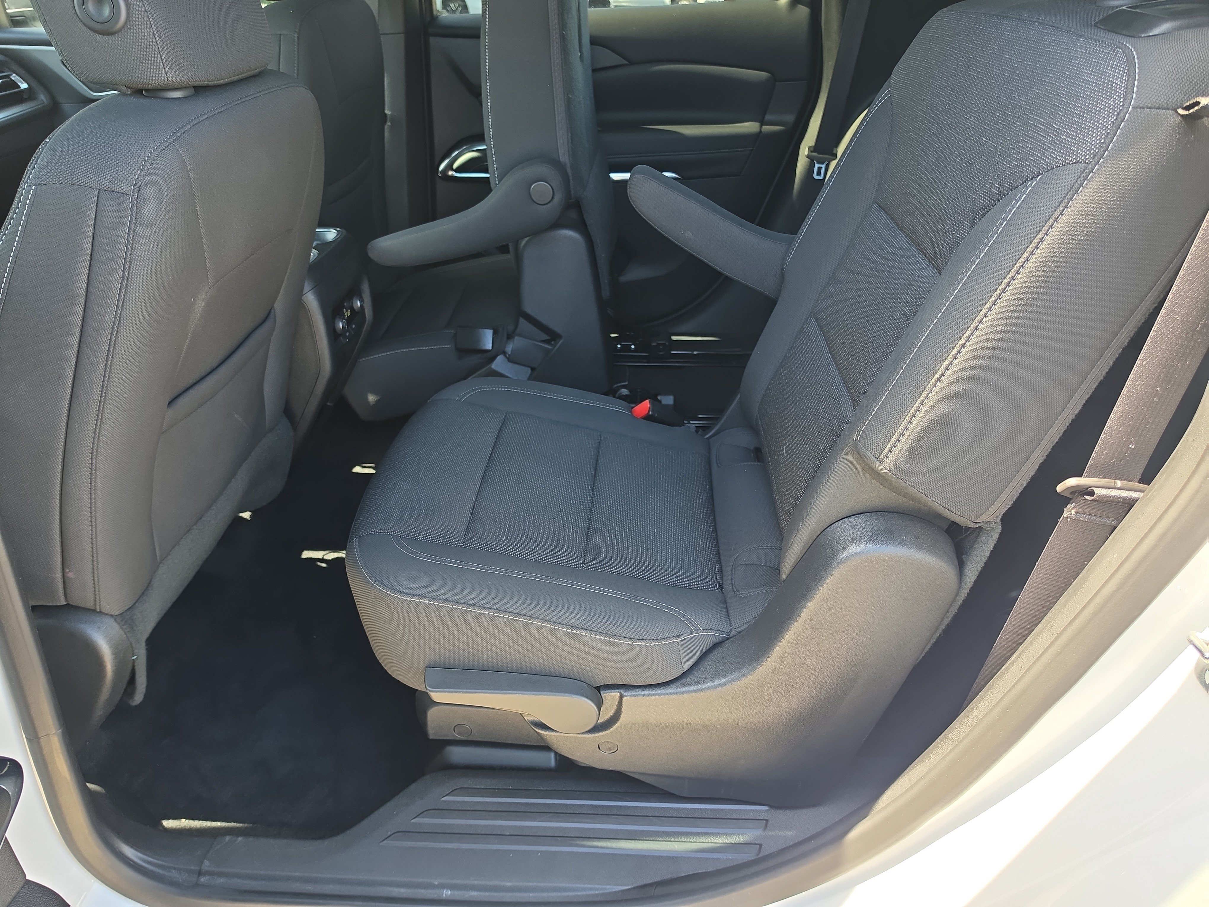 Used 2025 Chevrolet Traverse LT FWD image 17