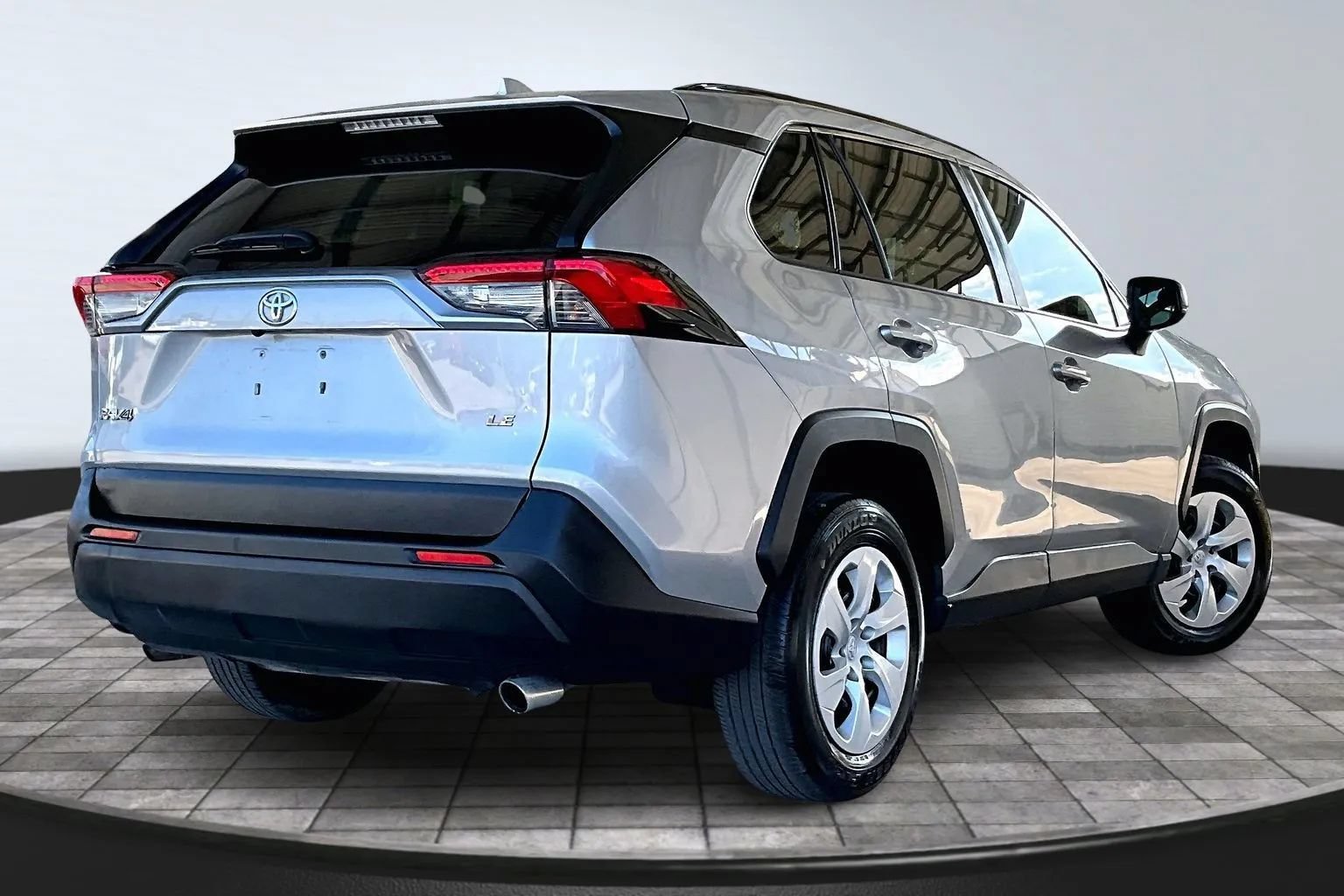 Used 2019 Toyota RAV4 LE FWD image 6