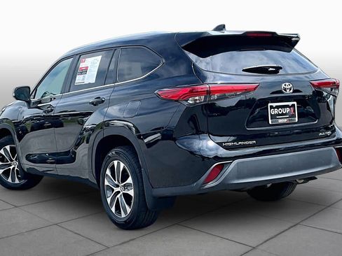 Used 2023 Toyota Highlander XLE AWD/4WD image 12