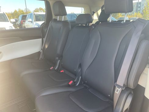 Used 2024 Kia Carnival LX image 19