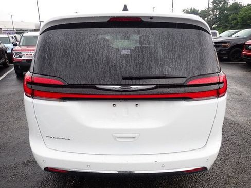 Used 2024 Chrysler Pacifica Touring-L FWD image 5