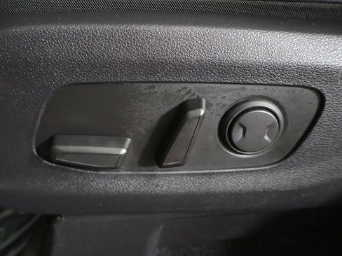 Used 2024 Kia Carnival EX image 31