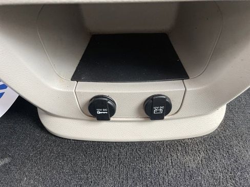 Used 2014 Chrysler Town & Country Touring image 32